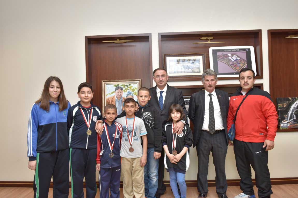 Başkan Kurtulan’dan bayan güreşçiye kutlama