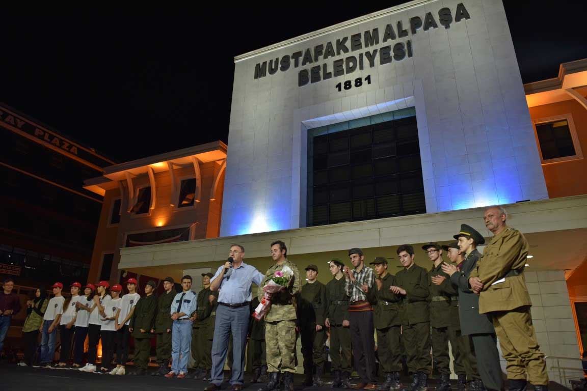 Mustafakemalpaşa 'demokrasi'yi savunuyor 