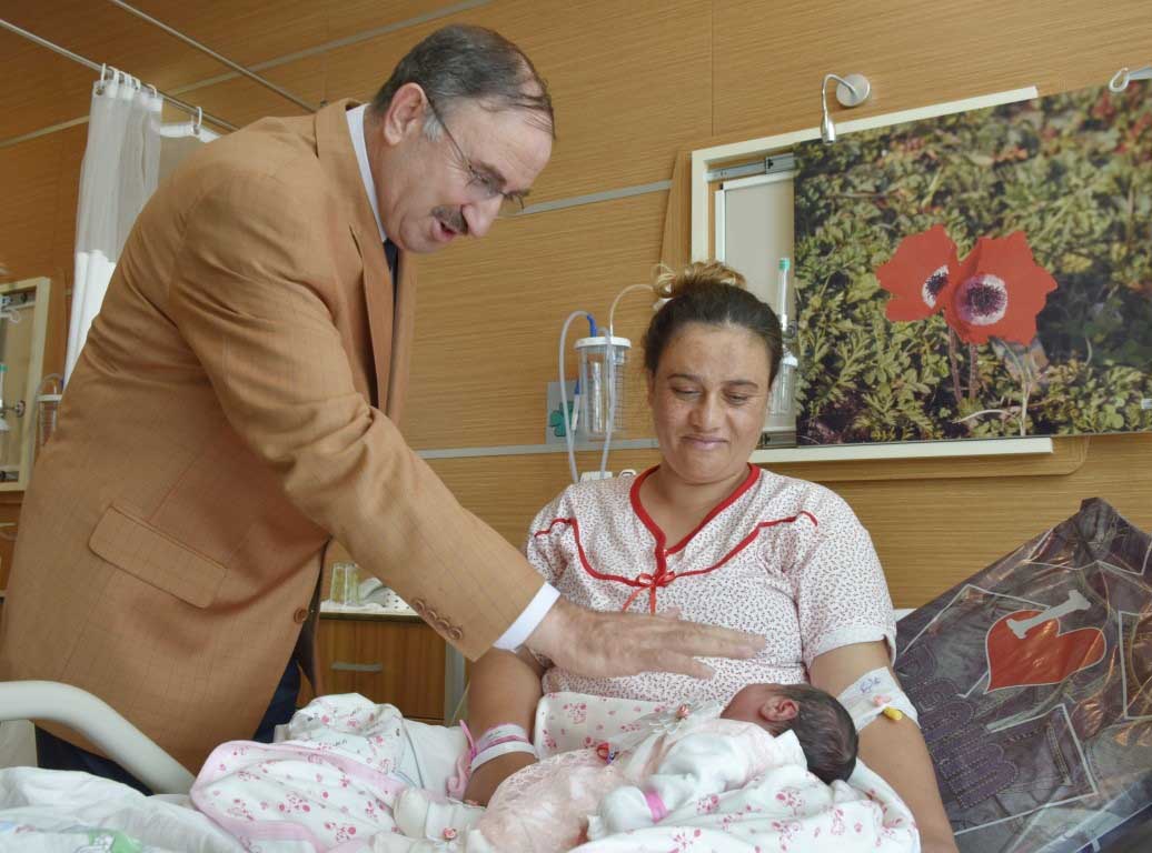 Başkan Kurtulan'dan annelere bebek hediyesi 