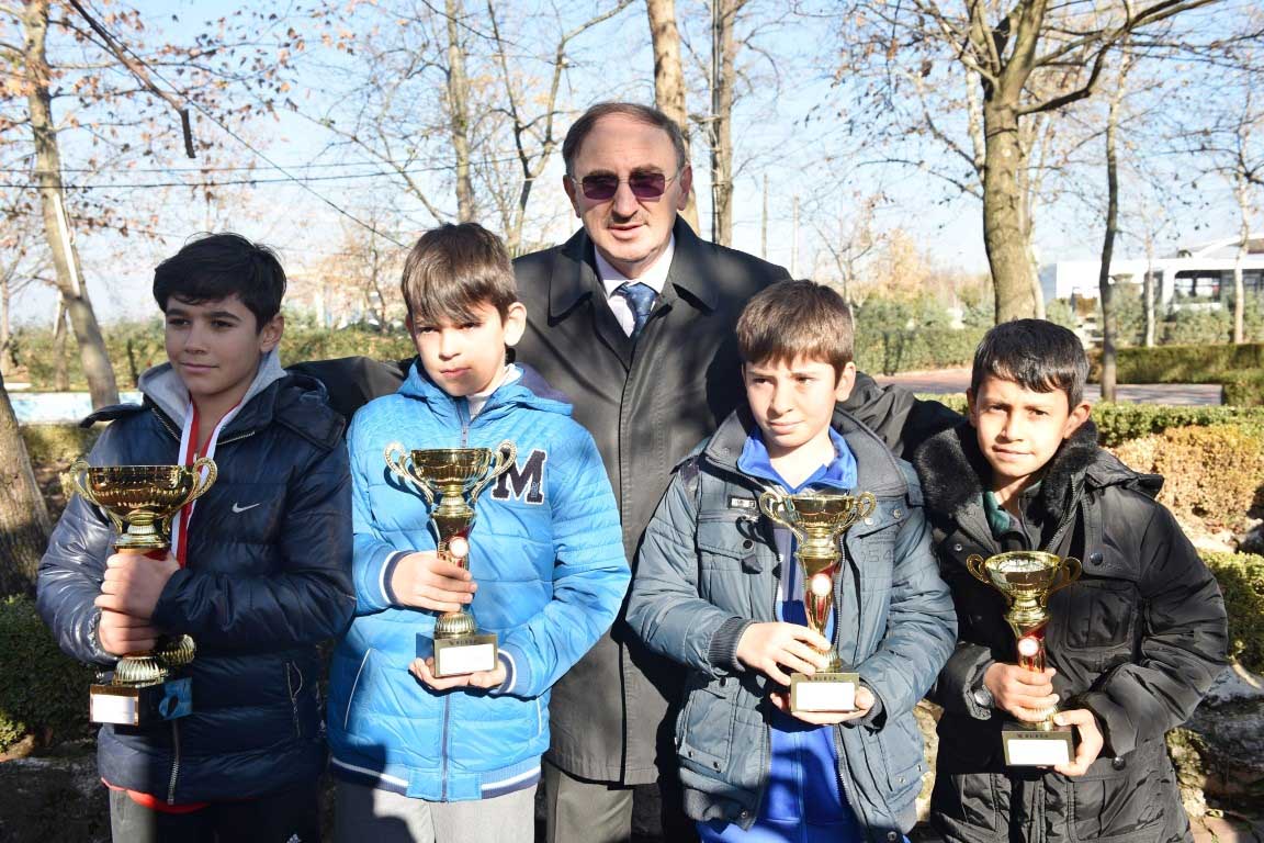 Gençler Atatürk'e koştu 