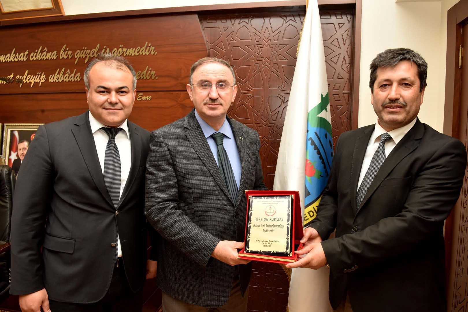 Başkan Kurtulan'a eğitime destek plaketi 
