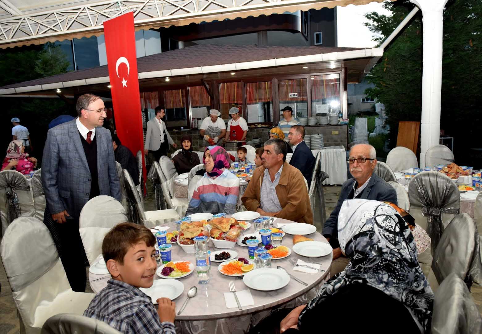 Şehit aileleri ve gaziler iftarda buluştu 