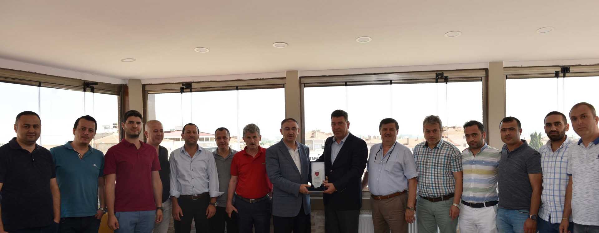 Paşa'dan Başkan Kurtulan'a 'Onursal Başkanlık' unvanı 