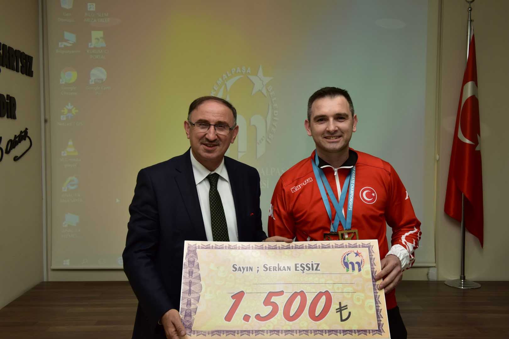 Başkan Kurtulan, 'Eşsiz' başarıyı ödüllendirdi