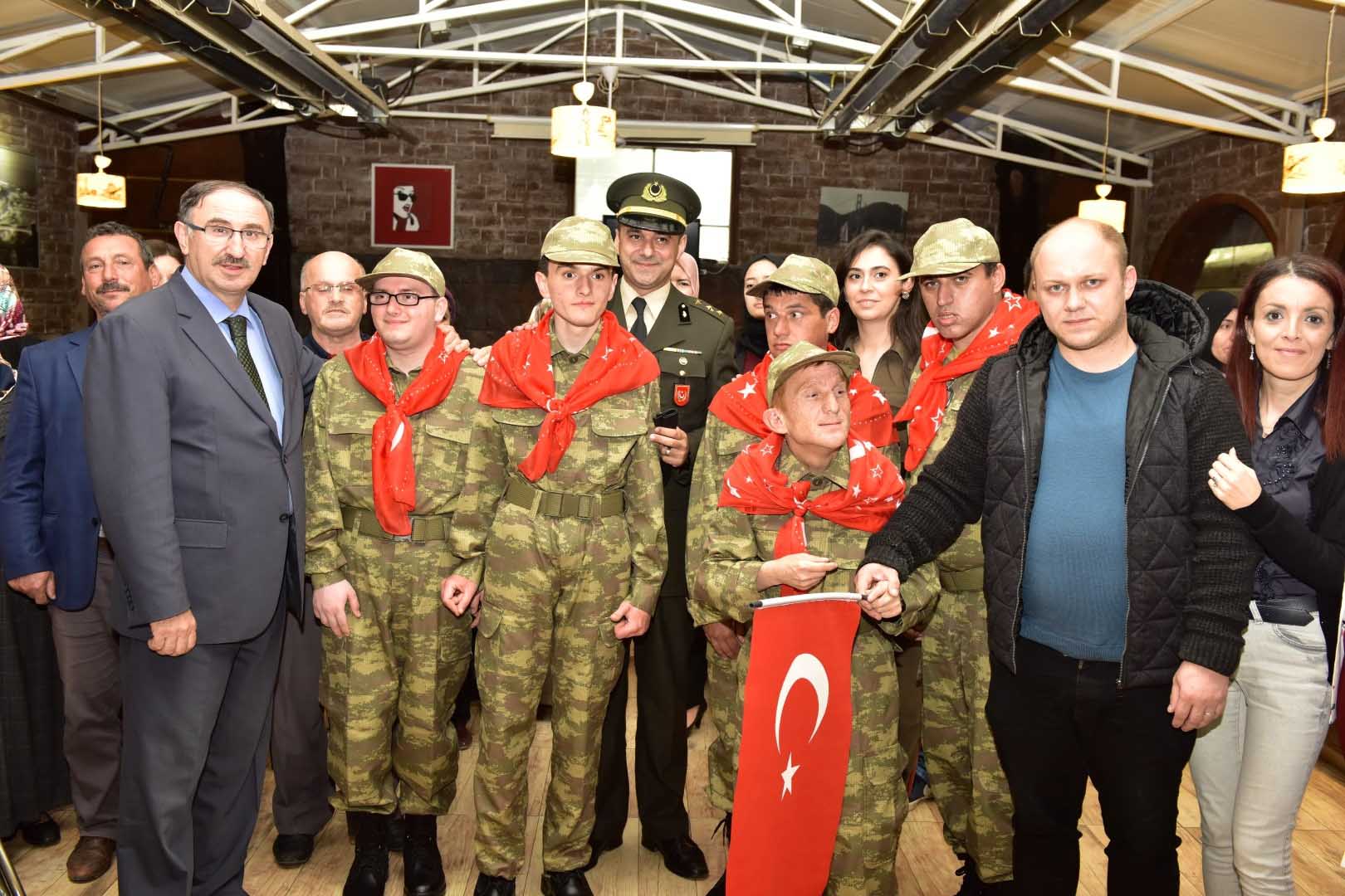 Engelliler, çakı gibi asker oldu 