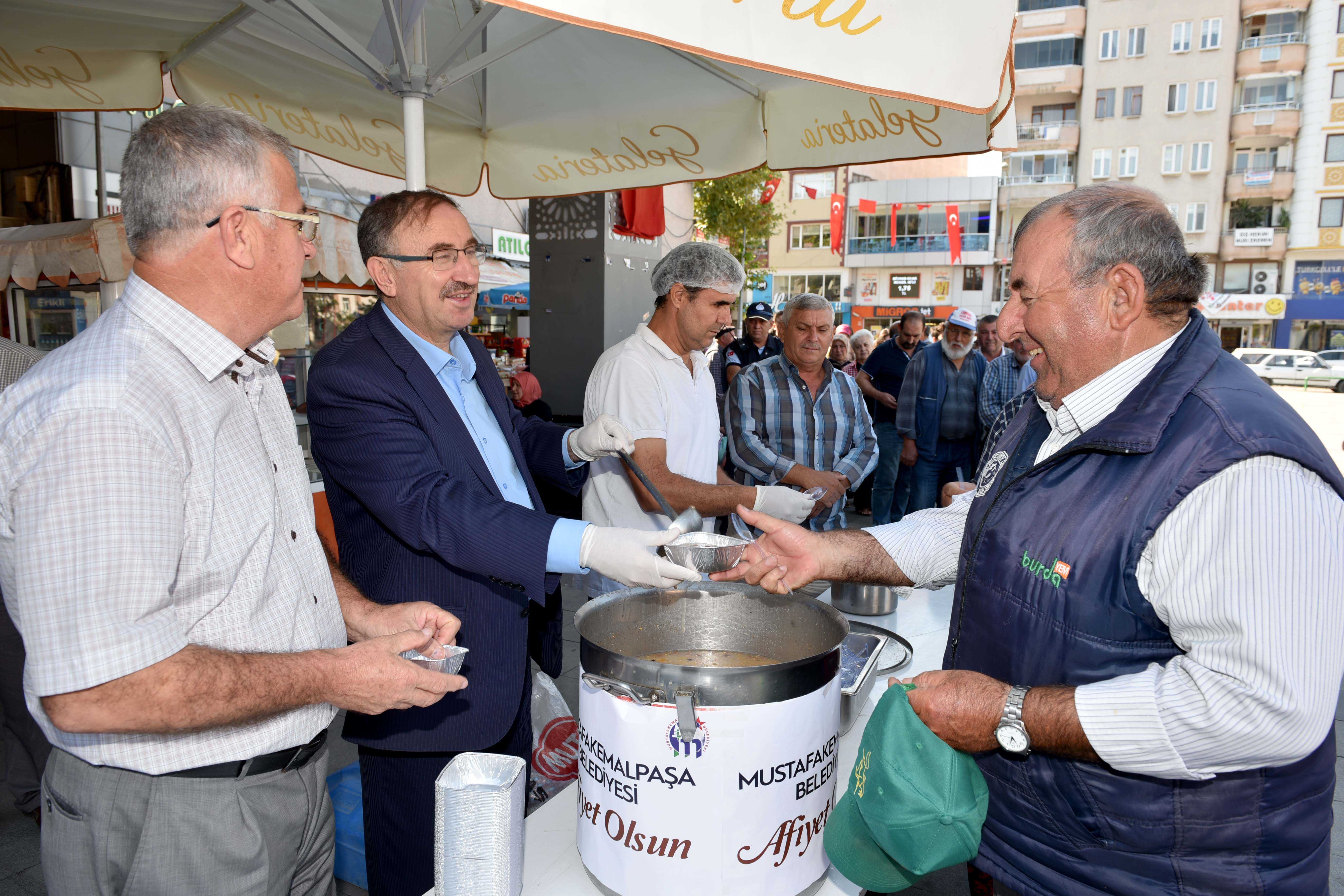 Mustafakemalpaşa’da geleneksel aşure ikramı 