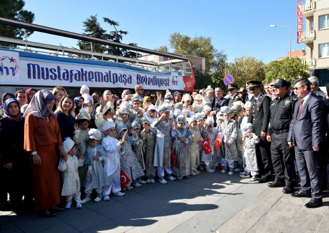 Mustafakemalpaşa’da renkli sünnet şöleni 