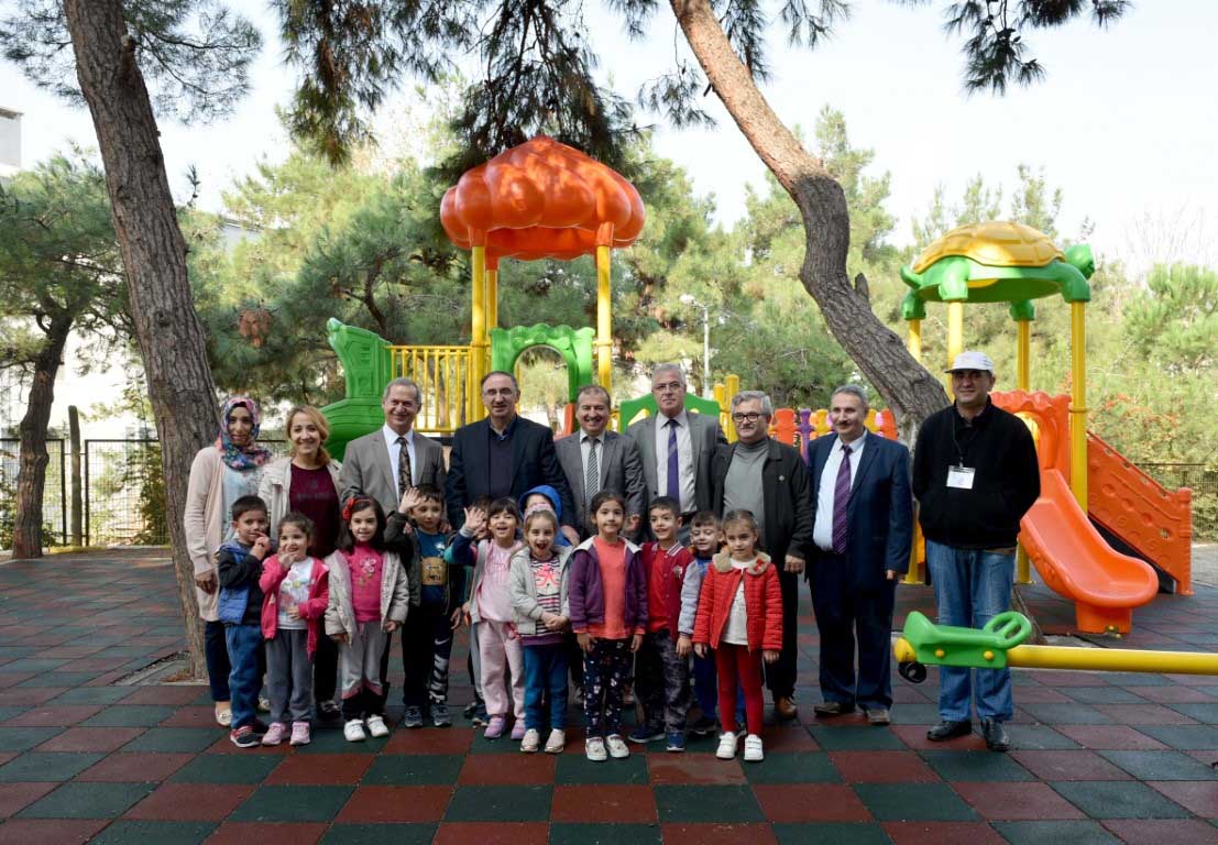 Parklar ve okullar yeni oyun gruplarıyla donatılıyor 