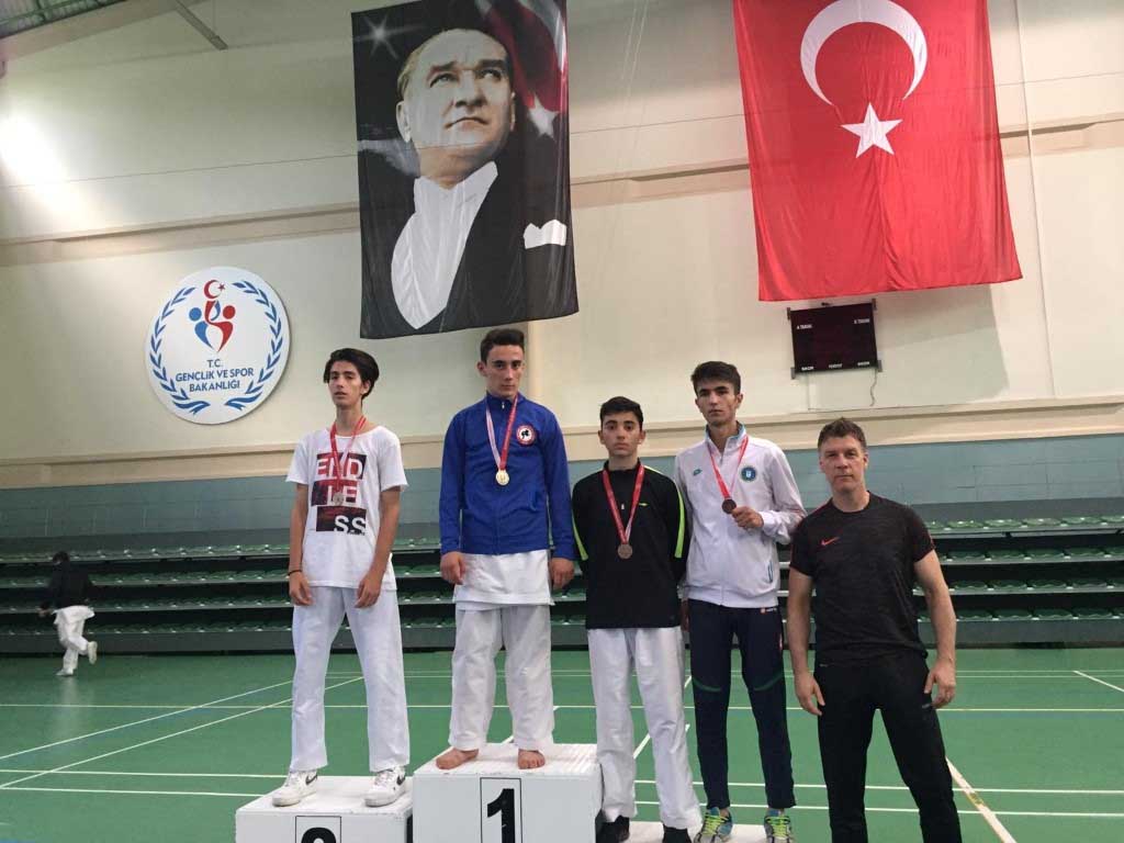 Genç karatecilerden 3 madalya