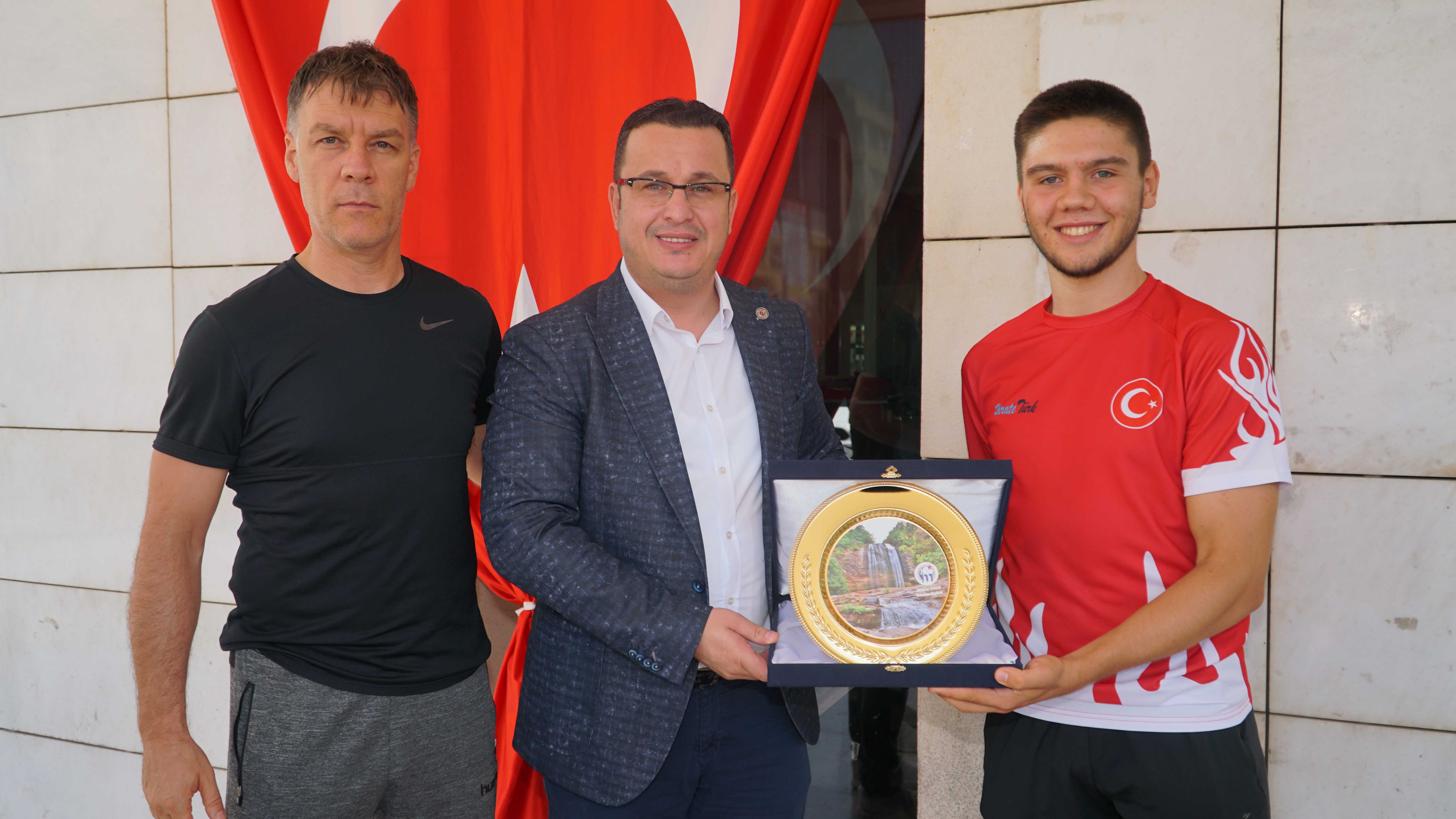BAŞKAN KANAR'DAN MİLLİ SPORCUYA COŞKULU KARŞILAMA