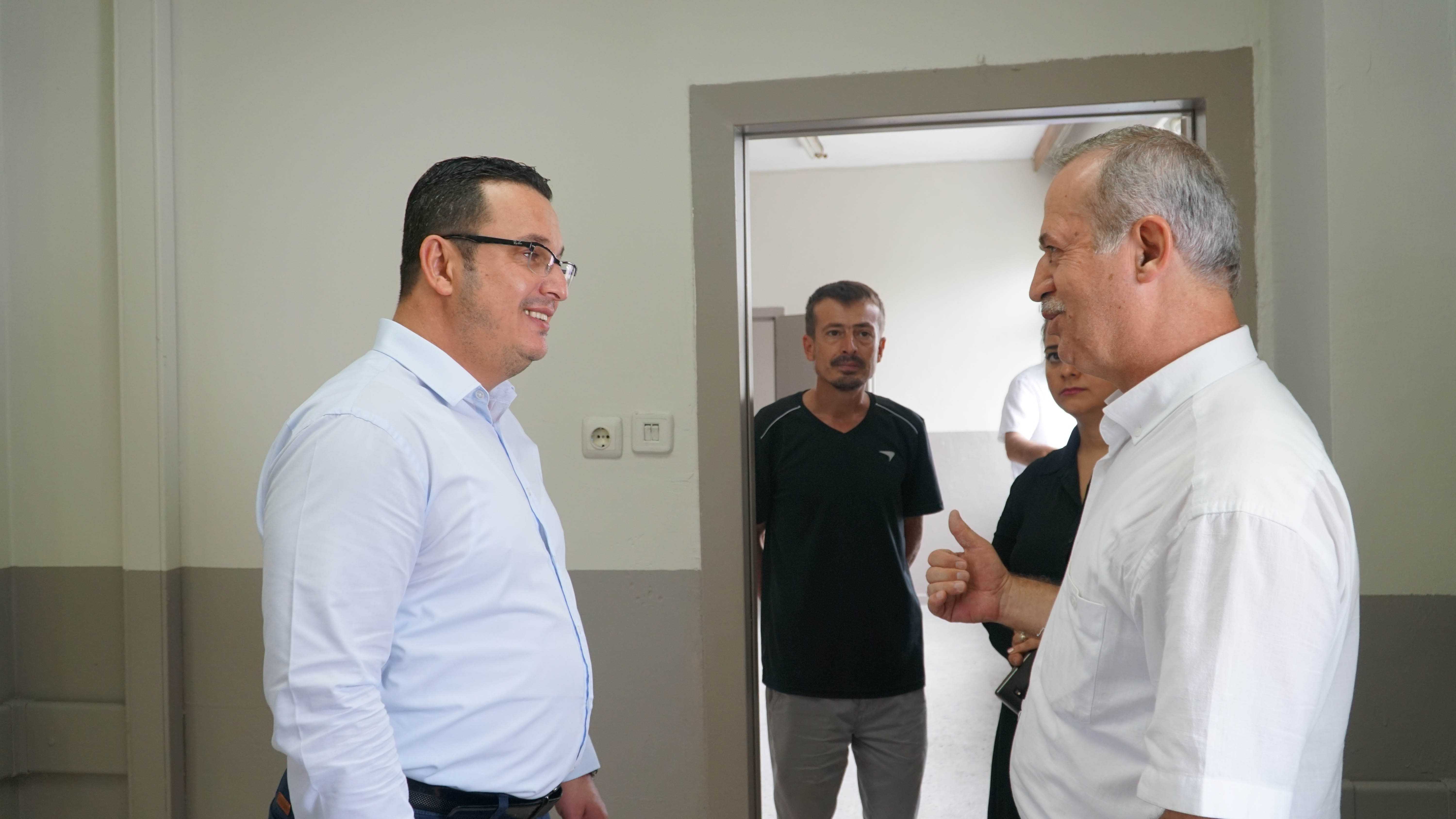 BELEDİYEDEN OKULLARA BOYA VE PARKE TAŞI DESTEĞİ
