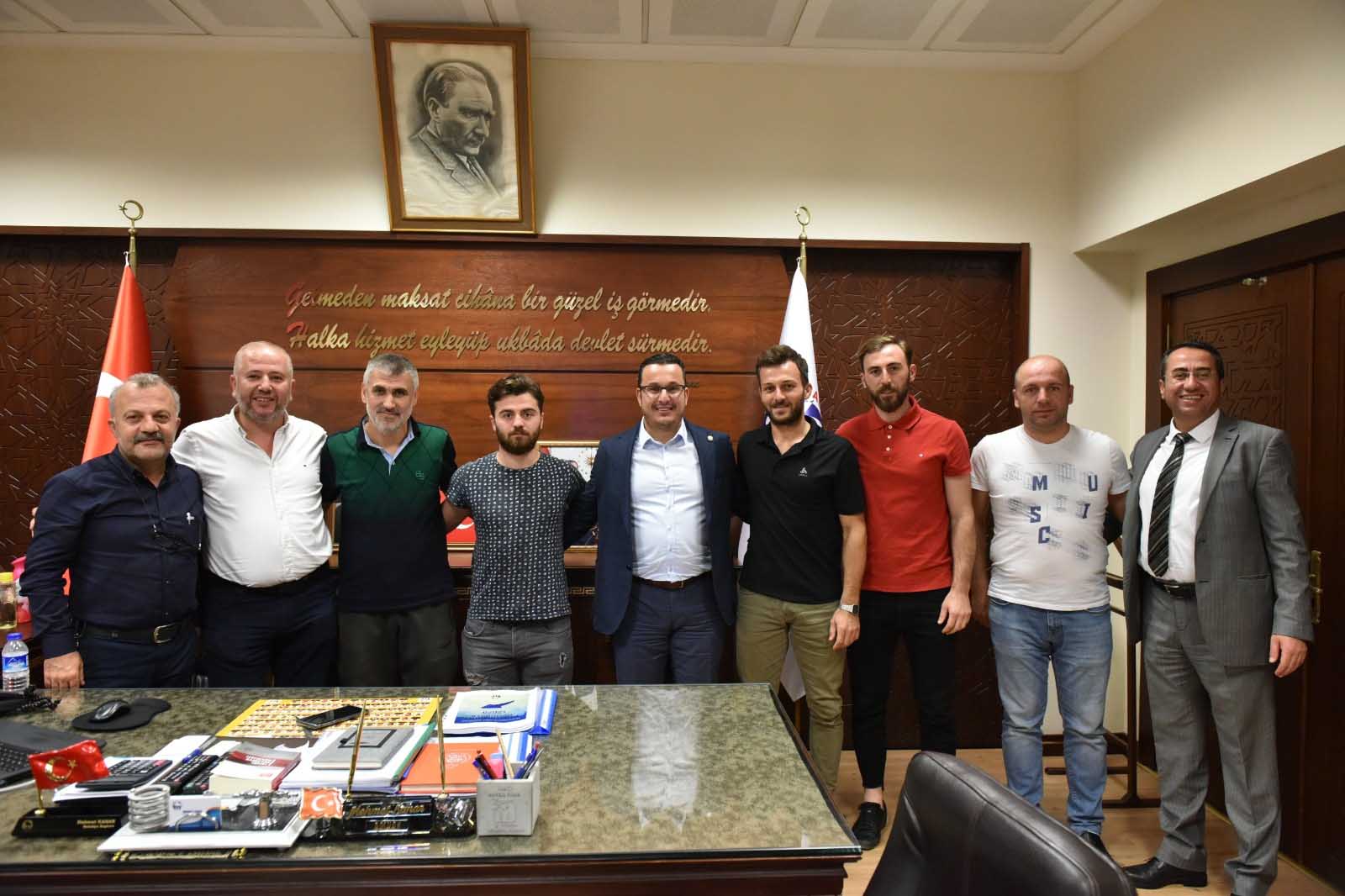 PAŞA'DA İMZALAR PEŞ PEŞE GELDİ