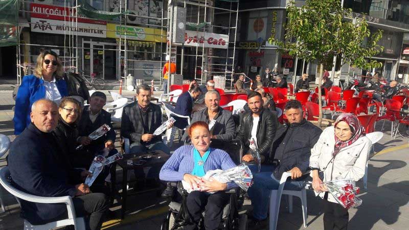  ENGELLİLER ESNAFA KARANFİL DAĞITTI