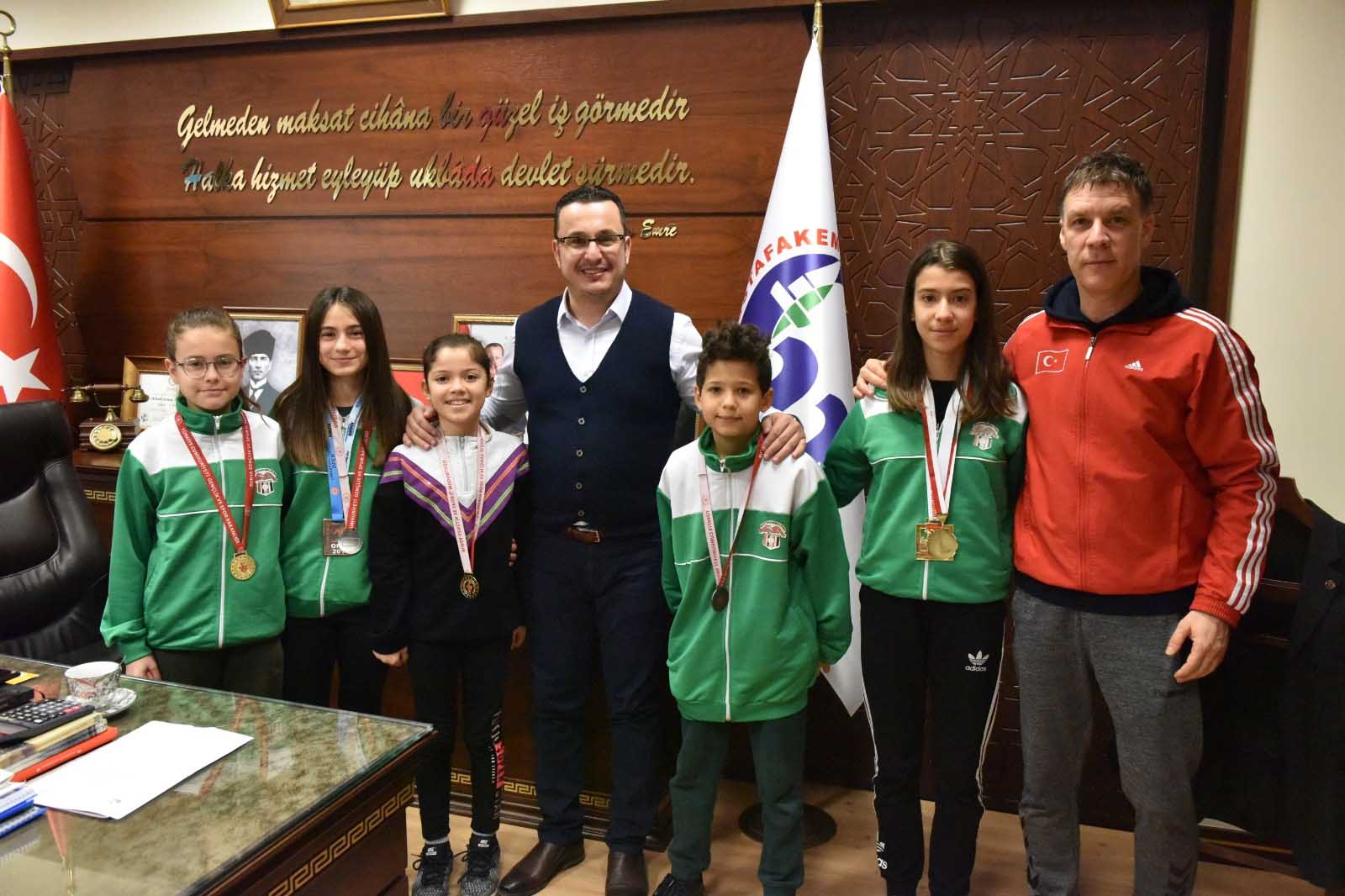 KARATECİLERDEN BAŞKAN KANAR'A ZİYARET