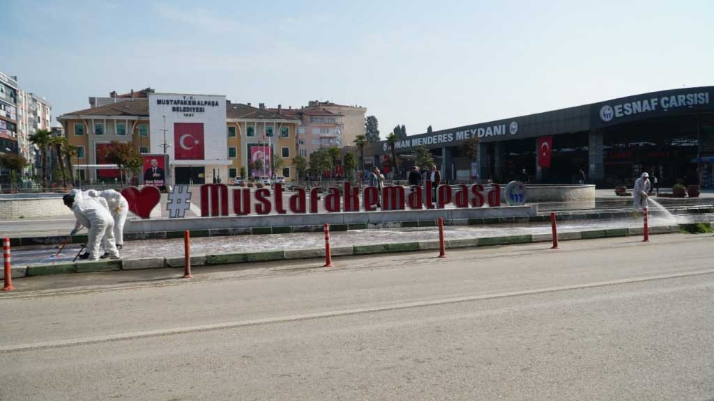 MUSTAFAKEMALPAŞA'DA CADDE VE KALDIRIMLAR DEZENFEKTE EDİLİYOR