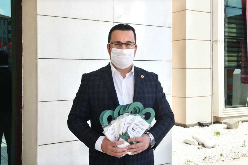 MUSTAFAKEMALPAŞA BELEDİYESİ KAPI KAPI DOLAŞIP ÜCRETSİZ MASKE DAĞITIYOR