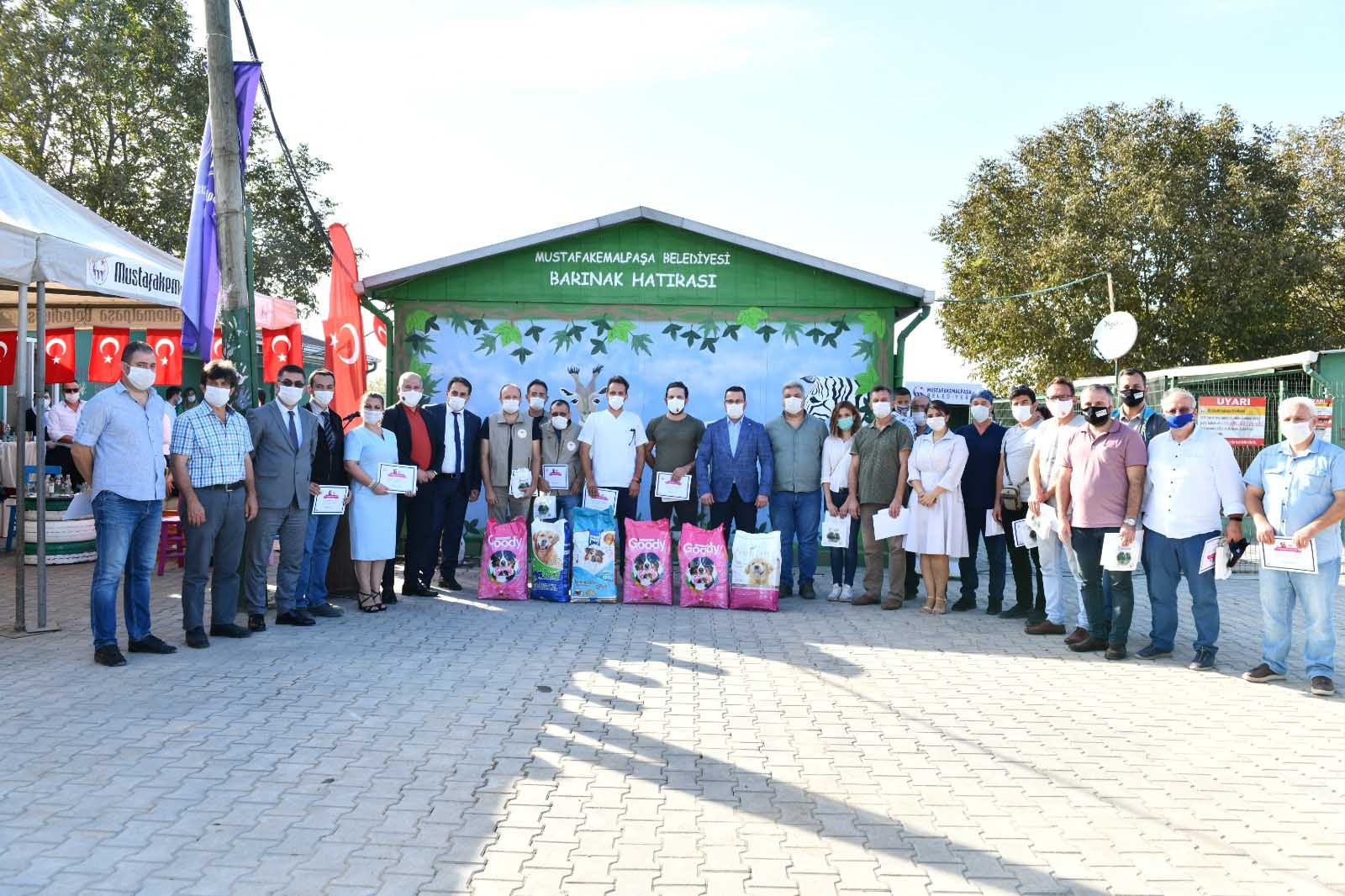 YENİLENEN HAYVAN BARINAĞINA RENK GELDİ
