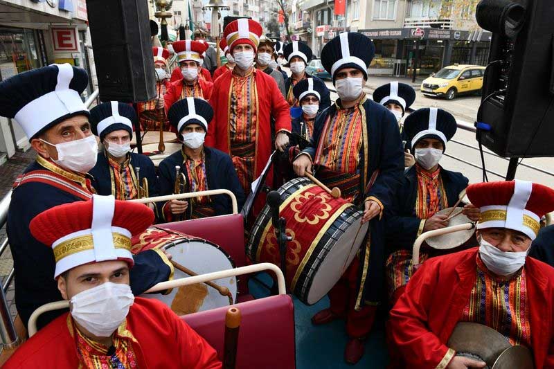 MEHTER VATANDAŞA MORAL KONSERİ VERDİ