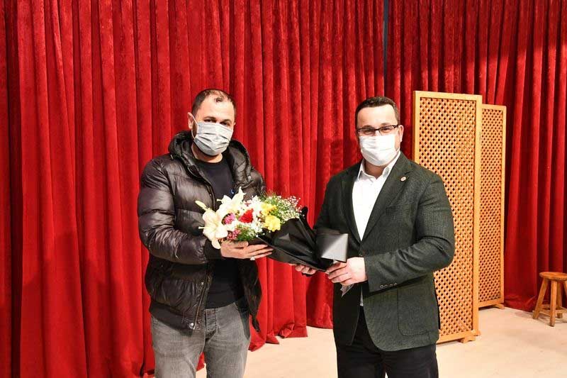 BAŞKAN KANAR, LÜKÜS HAYAT'IN RIZASI OLDU, SAHNENİN TOZUNU ATTIRDI