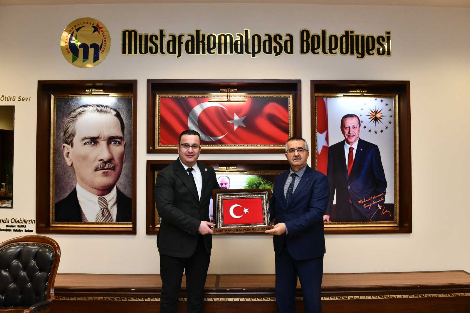 OĞLUNUN ANISINI YAŞATMAK İÇİN BİNLERCE FİDANI TOPRAKLA BULUŞTURAN ÖĞRETMENE ANLAMLI SÜRPRİZ