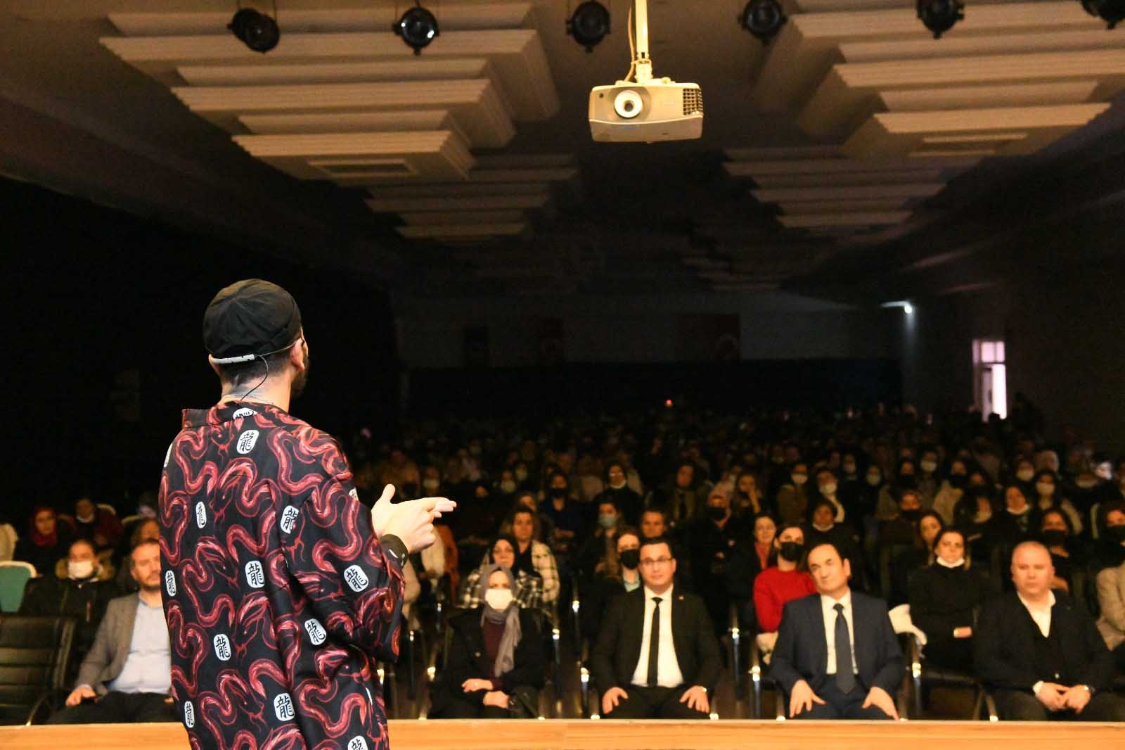 Mustafakemalpaşa'da Aşkım Kapışmak Seminerine Büyük İlgi