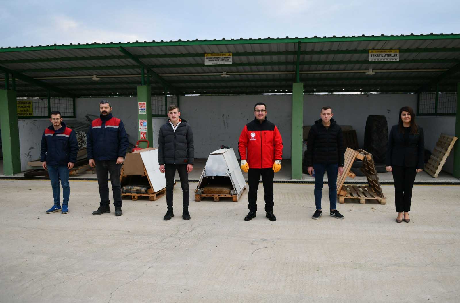 Başkan Kanar ve Gençler Atıklardan Sokak Hayvanlarına Kulübe Yaptı