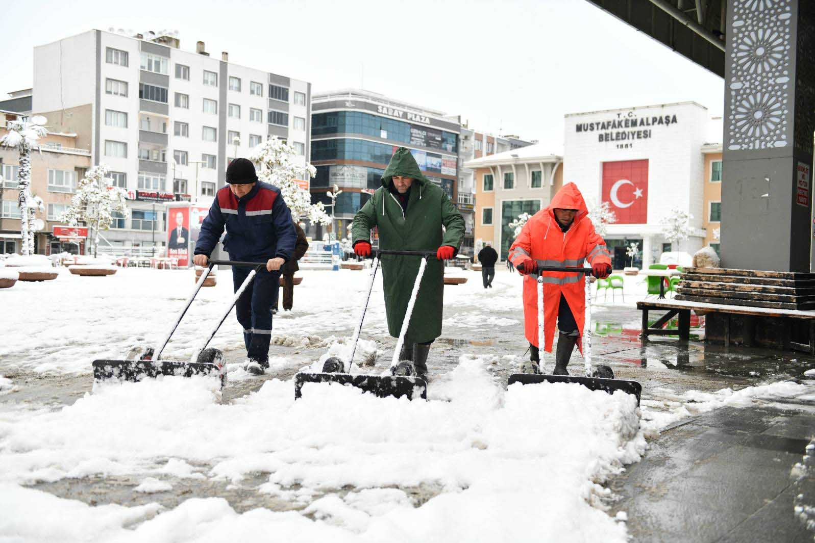 MUSTAFAKEMALPAŞA’DA KARLA MÜCADELE İÇİN EKİPLER HAZIR