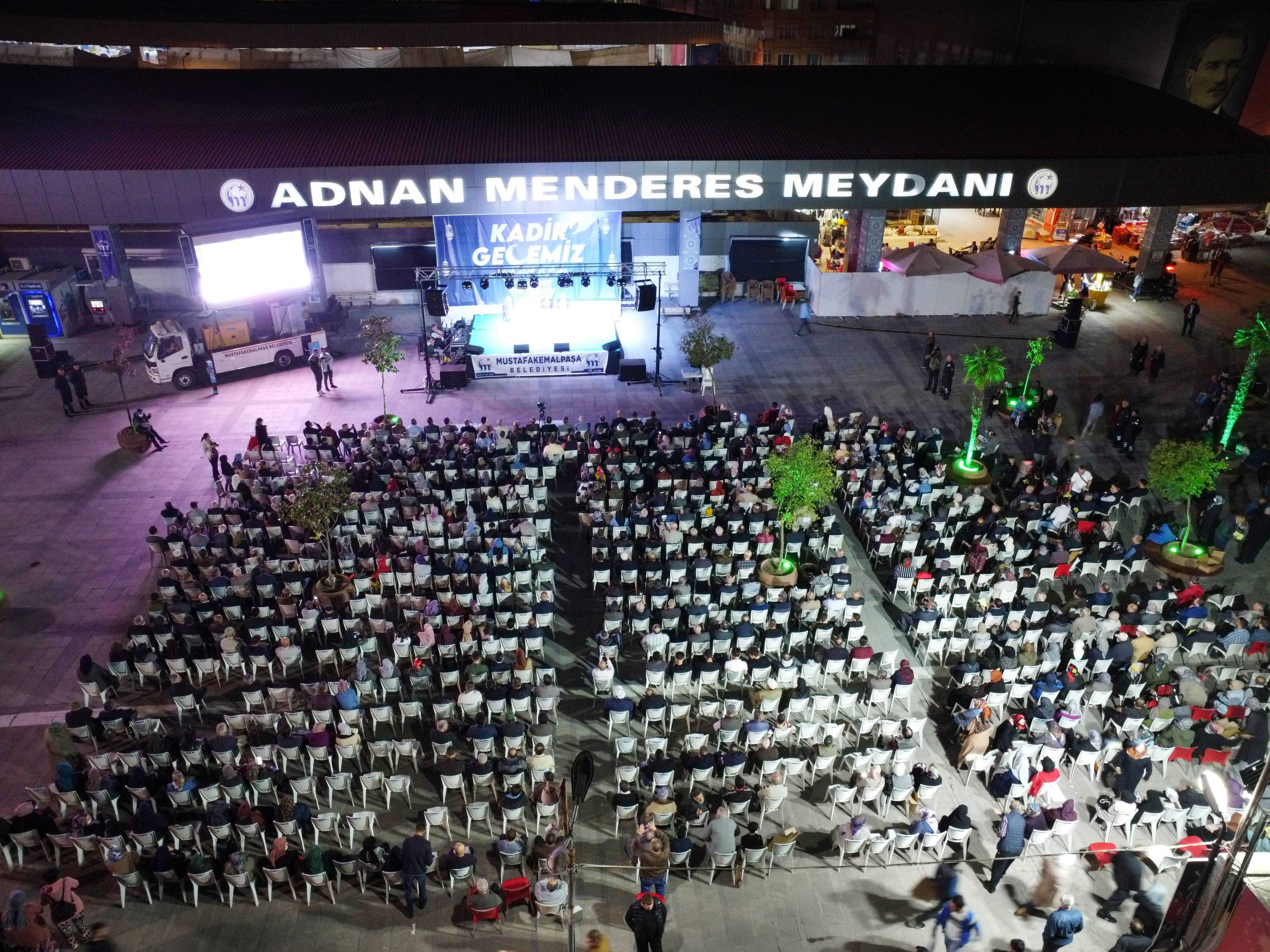 ADNAN MENDERES MEYDANINDA CEMAAT RÜKÛ’A EĞİLDİ