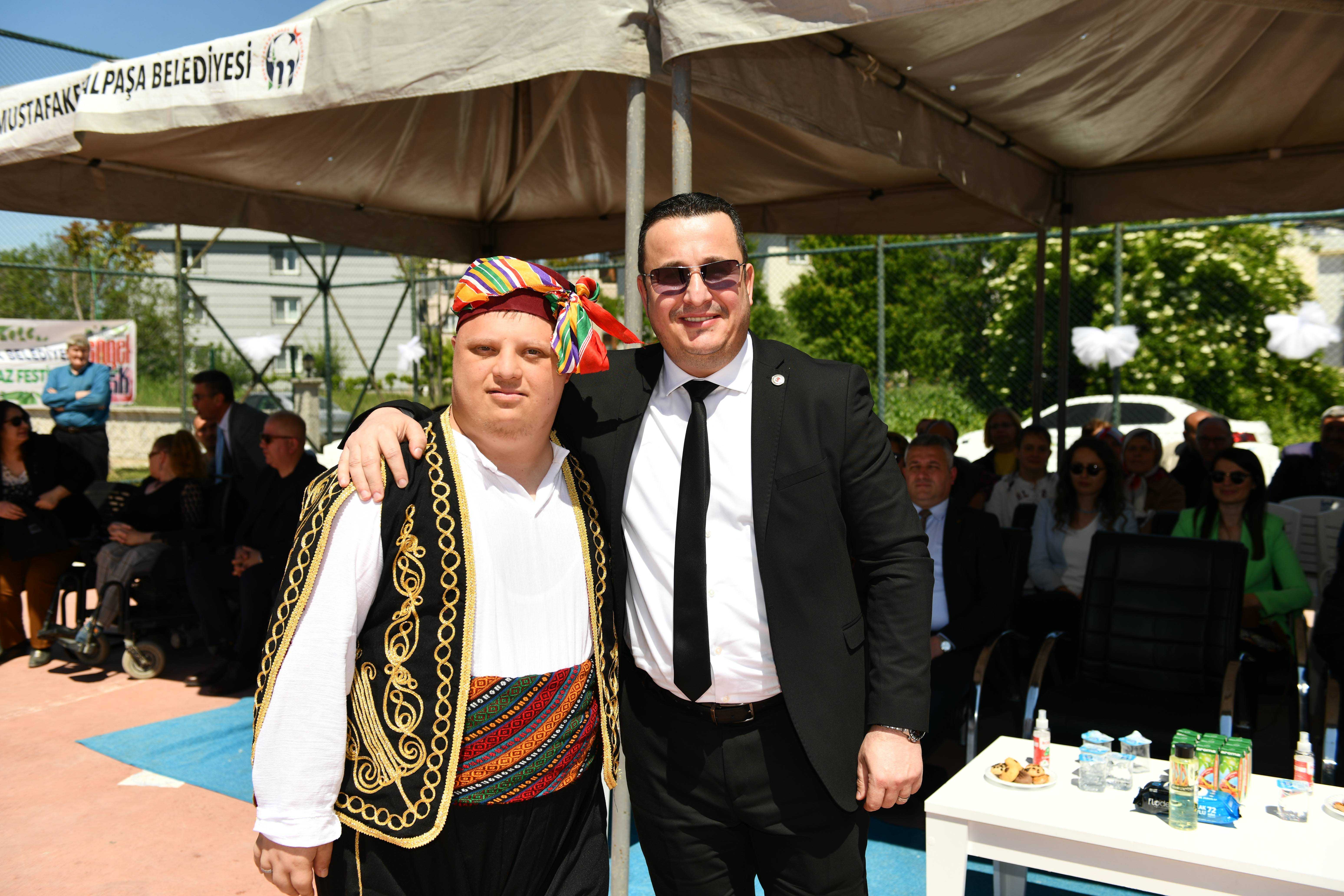 ENGELLİ ÖĞRENCİLERİN YAZ FESTİVALİ MUSTAFAKEMALPAŞA’YI GÜLÜMSETTİ