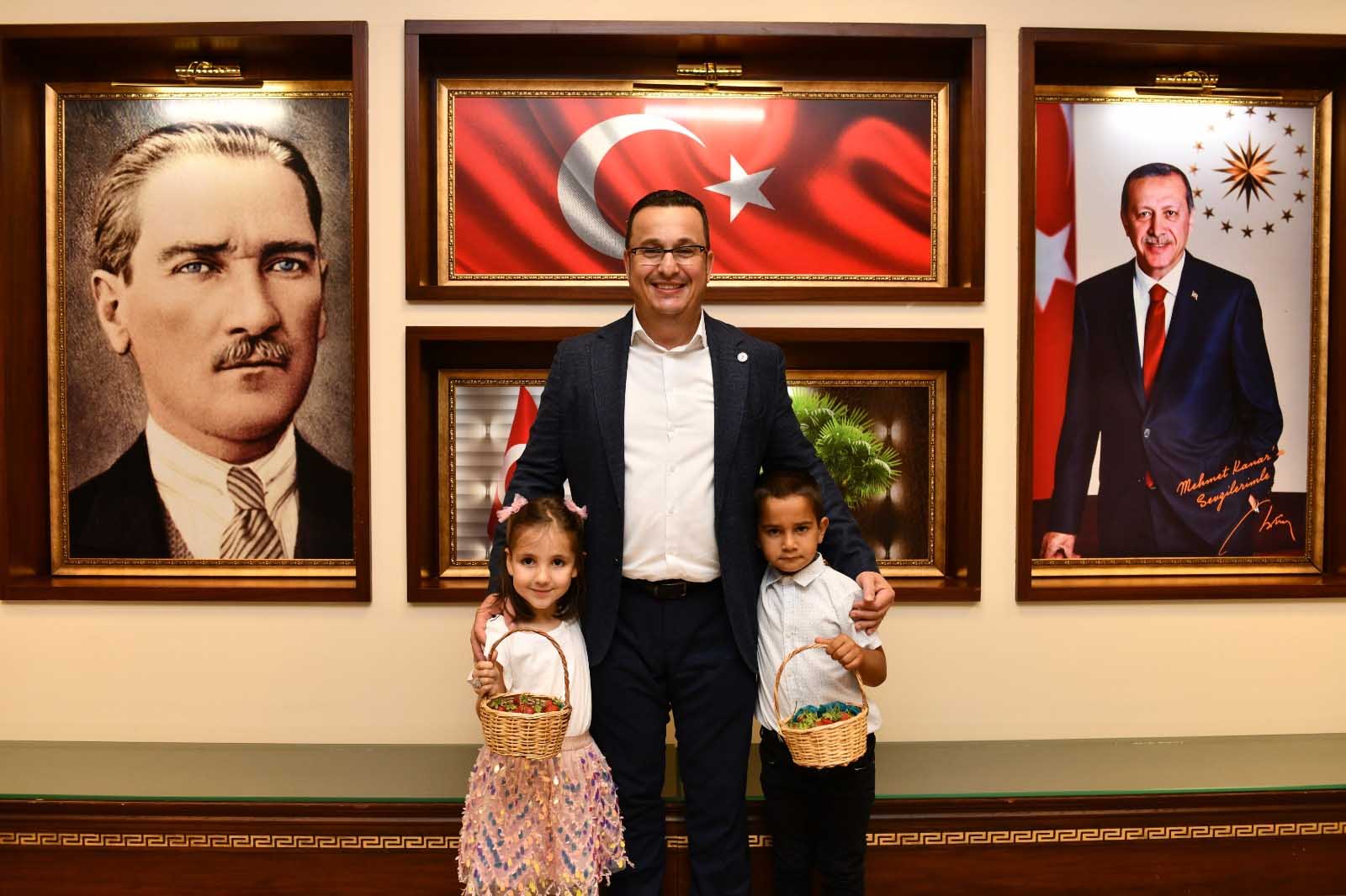 ATIKLARDAN ÇİLEK YAPIP İLK TADIMI BAŞKAN KANAR’A YAPTIRDILAR