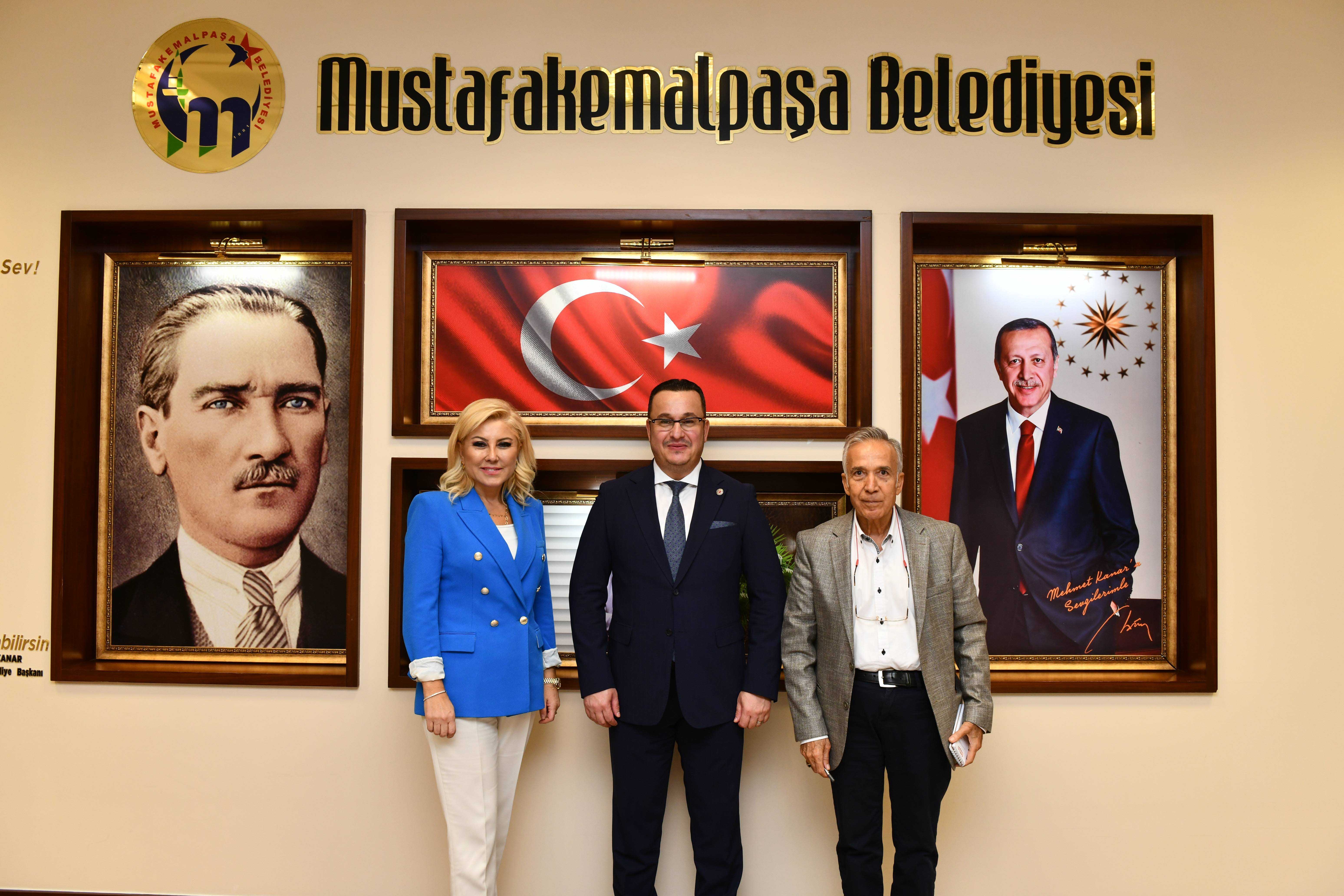 USTA GAZETECİLER DÜNYANIN EN BÜYÜK MAKAM ODASINA KONUK OLDU