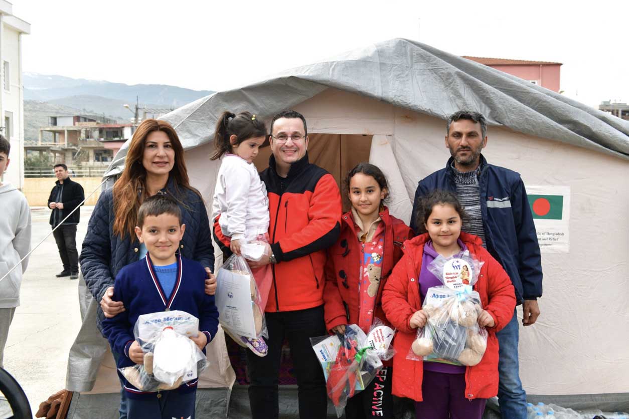 BAŞKAN KANAR HATAY ARSUZ’UN YARALARINI SARIYOR  