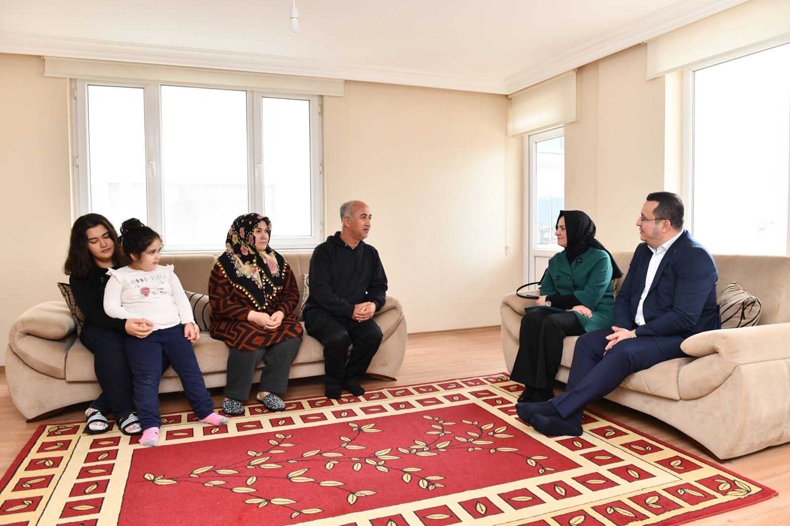 DEPREMZEDE KADINLARA 8 MART’TA MORAL ZİYARETİ  
