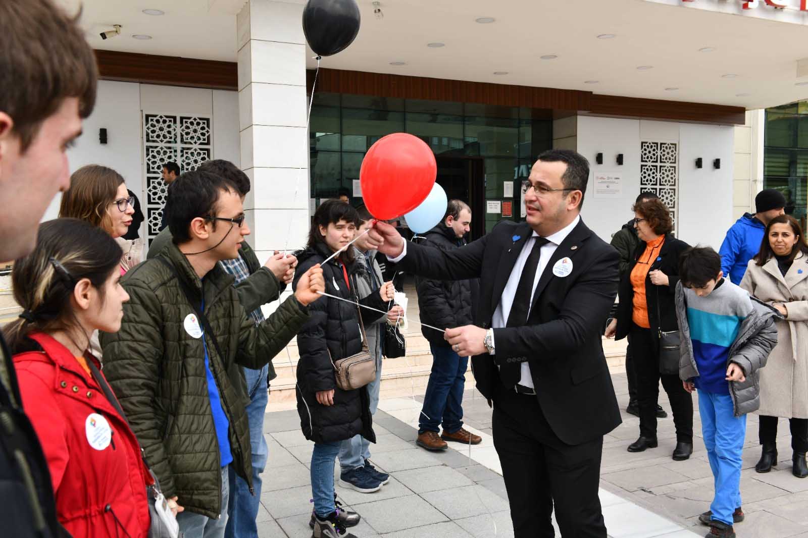 2 NİSAN OTİZM FARKINDALIK GÜNÜNDE BALONLAR DEPREM BÖLGESİ İÇİN GÖKYÜZÜNE SALINDI