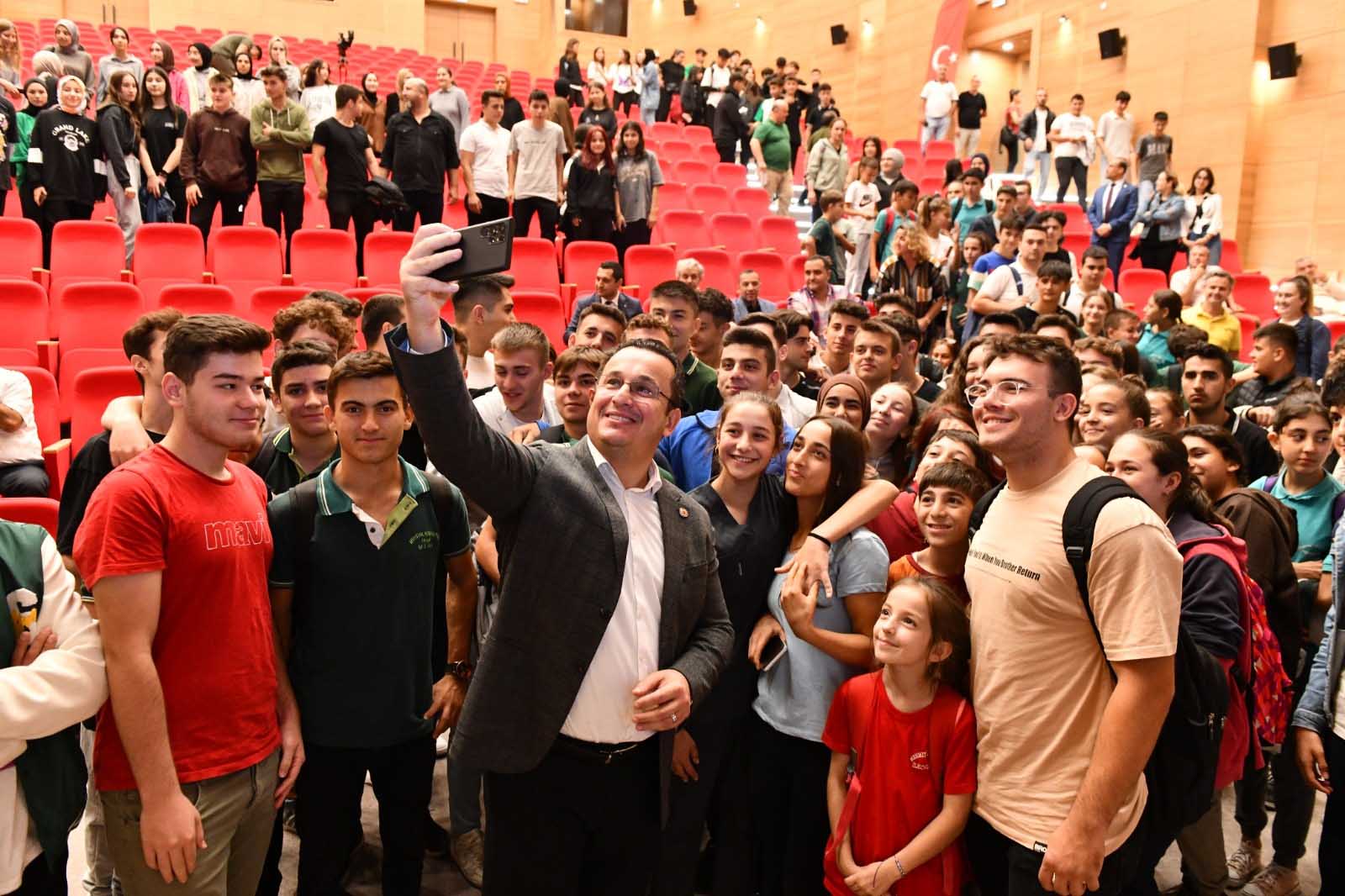 GENÇ BAŞKANDAN ÖĞRENCİLERİN BAŞARI ORANINI ARTIRACAK ÖZEL PROJE