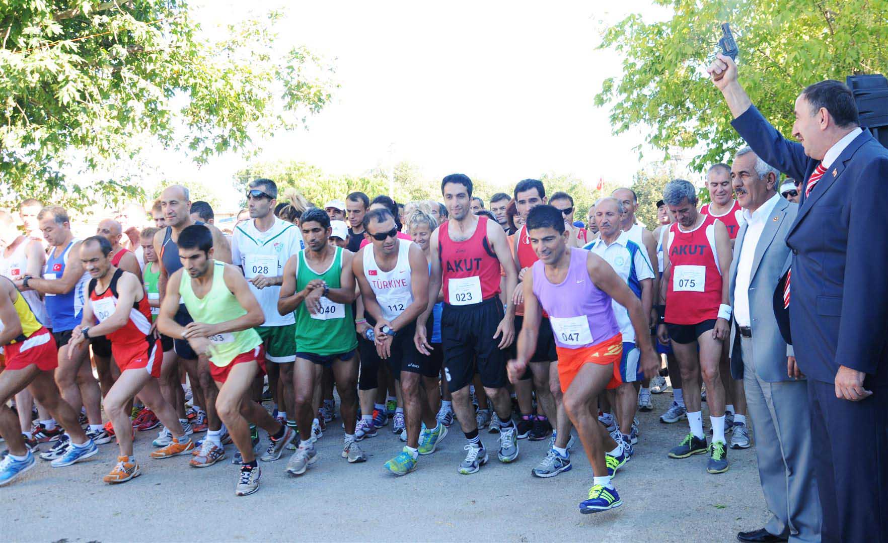 Atletler zorlu maratonda ter dökecek 