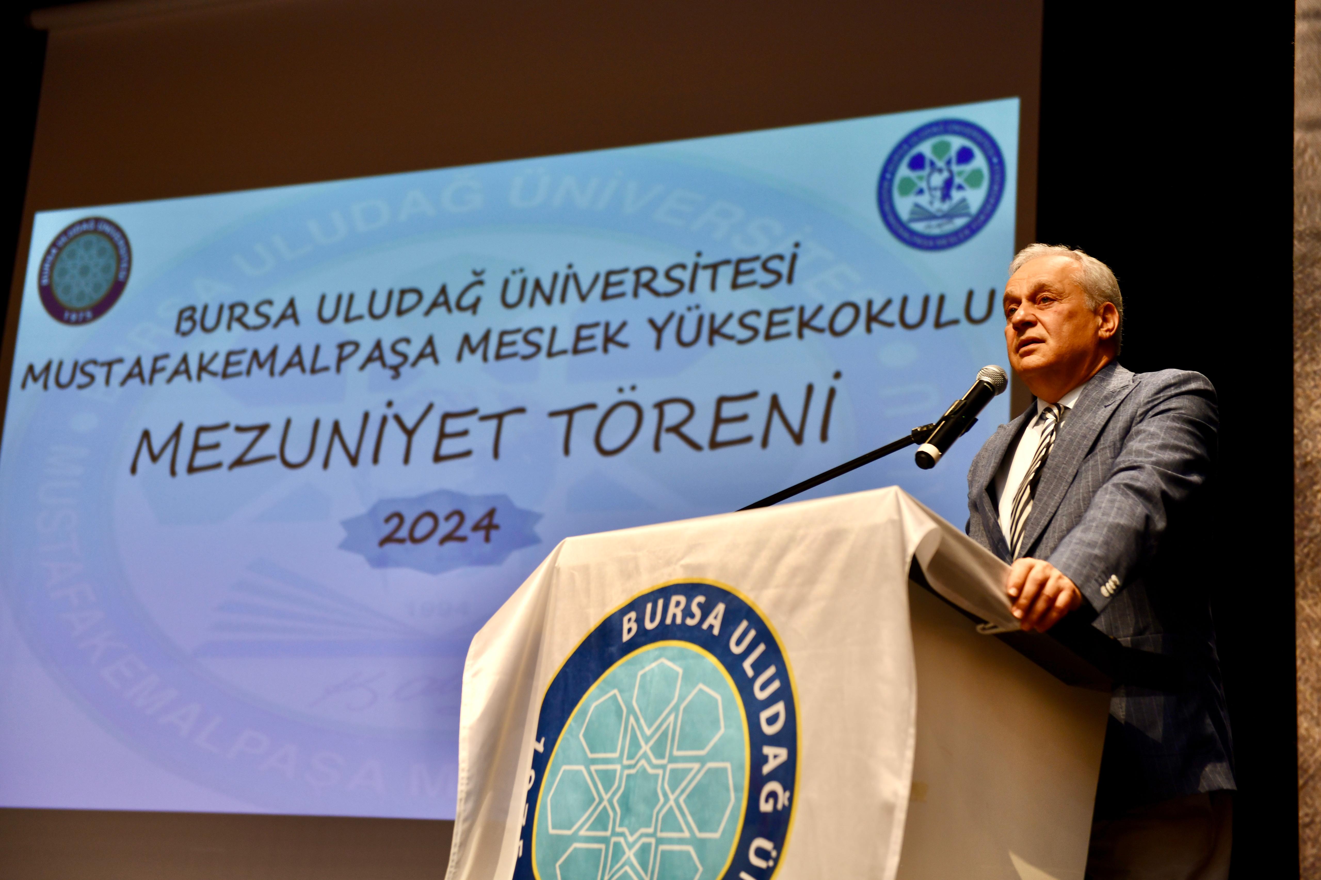 BAŞKAN ERDEM, GENÇLERİ MEZUNİYET SEVİNÇLERİNDE YALNIZ BIRAKMADI