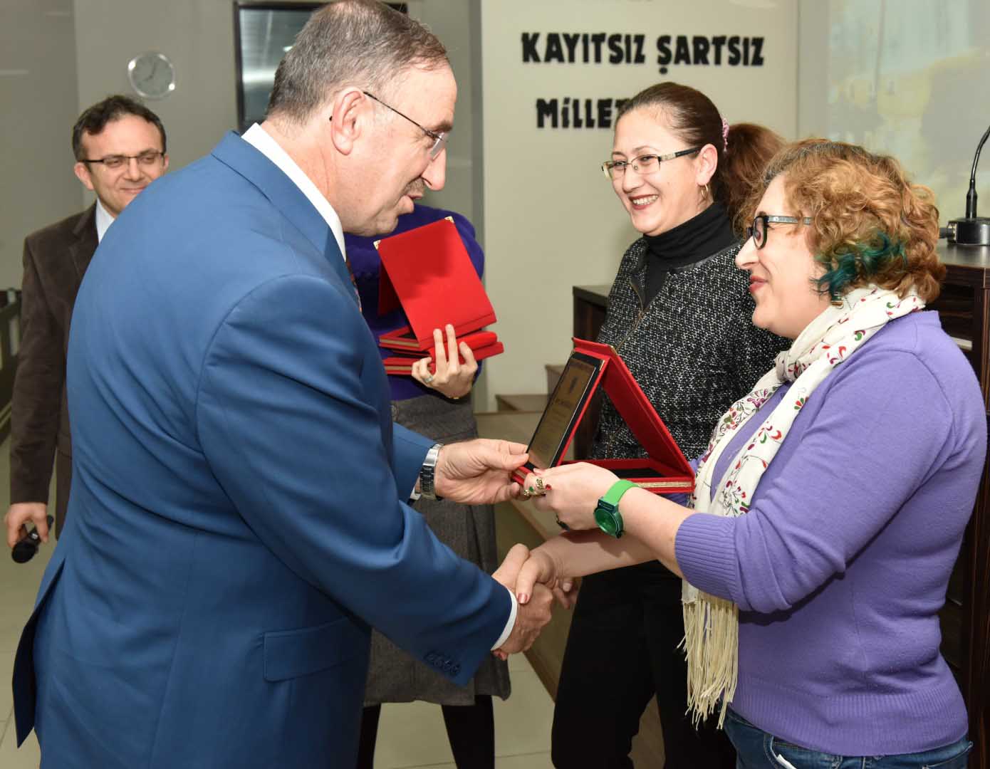 Başkan Kurtulan'dan hayvanseverlere plaket 