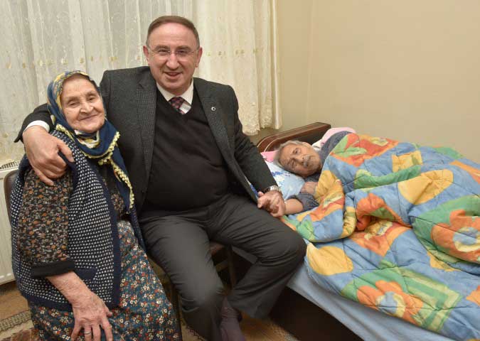 Başkan Kurtulan'dan yaşlılara anlamlı ziyaret 