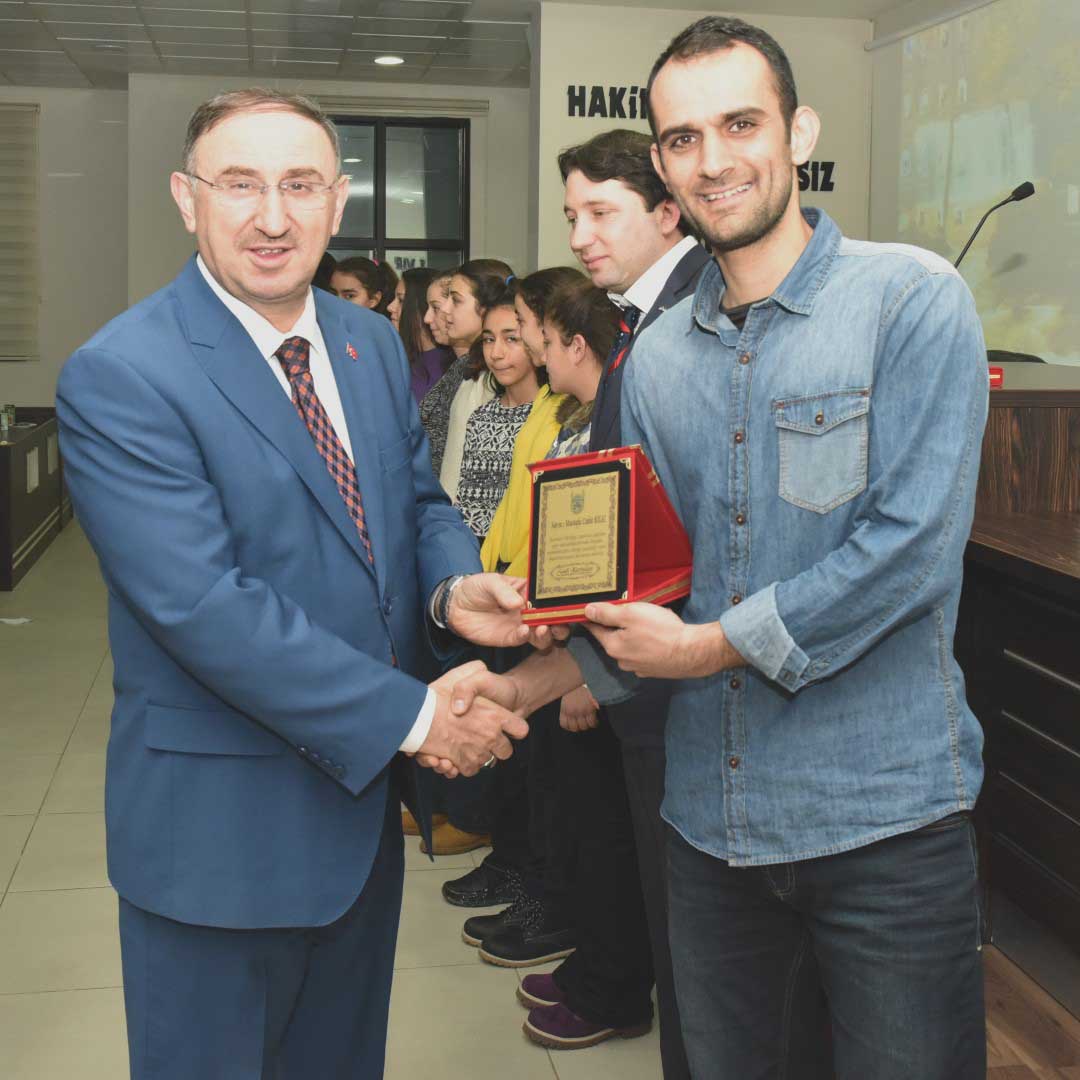 Başkan Kurtulan'dan 'Yıldız Kızlar'a plaket 