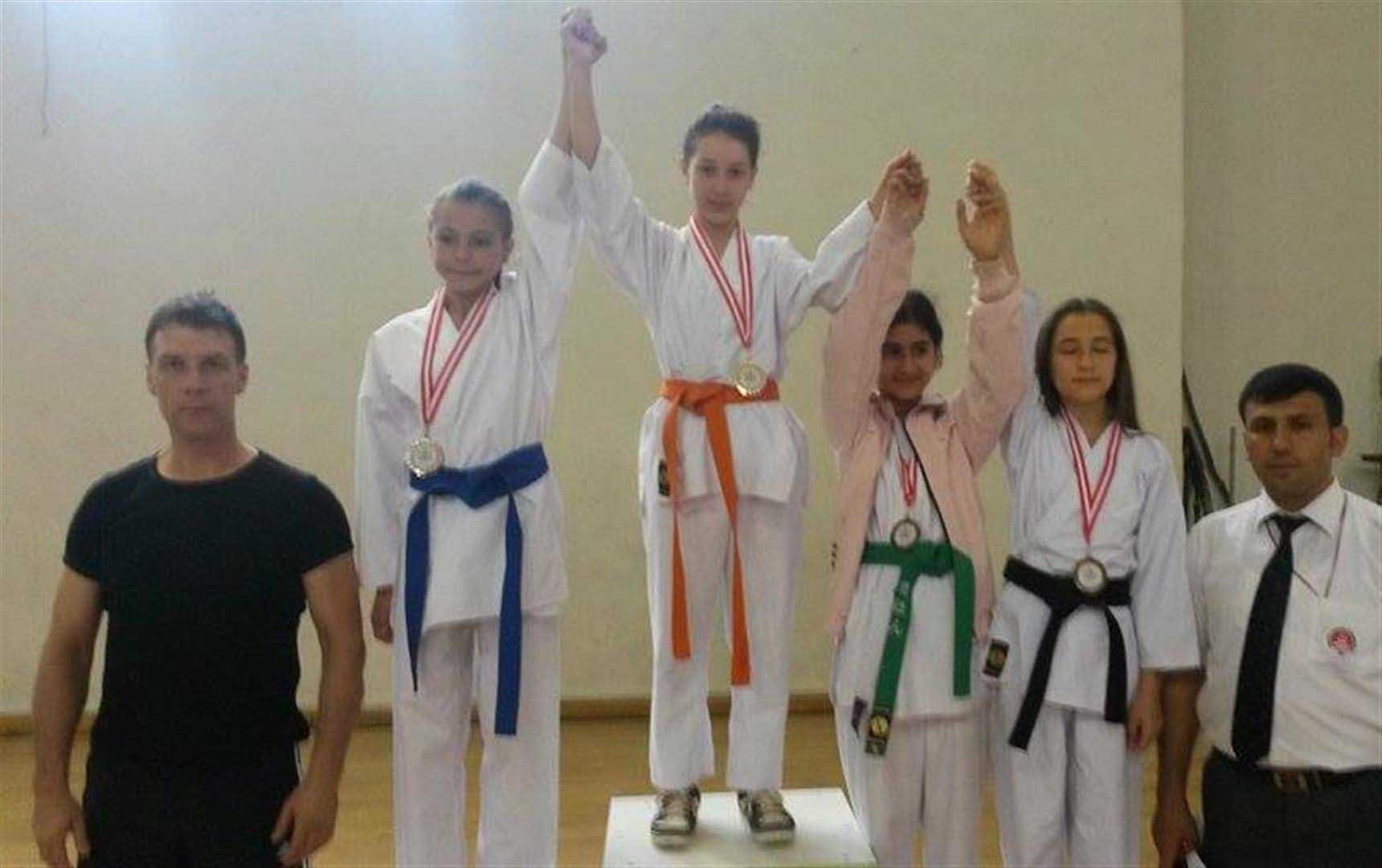 Belediye Spor karatecileri yıldızlaştı 
