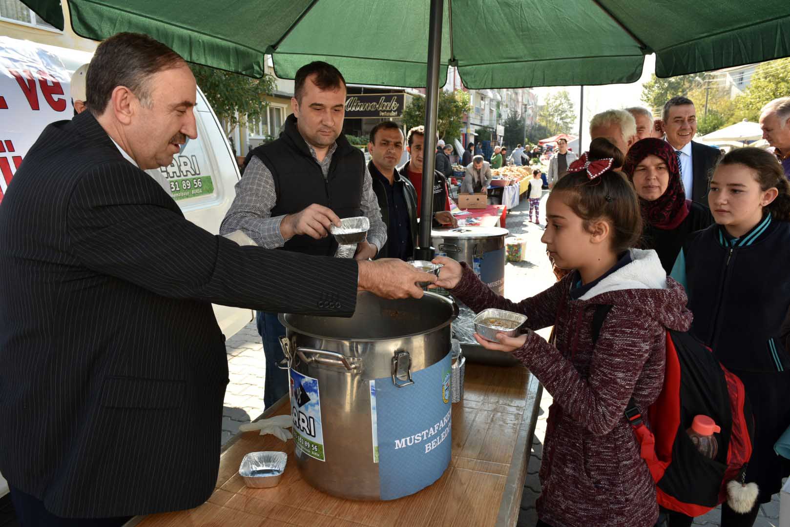 Belediye'den 5 bin kişiye aşure ikramı 
