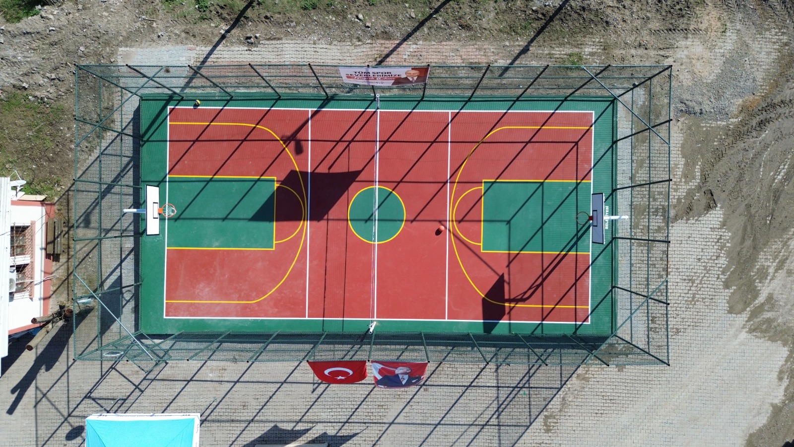 BELEDİYEDEN YENİ SPOR SAHASI