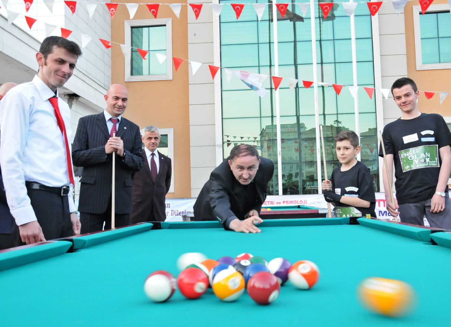 Bilardo sevgisi engelleri aştı 