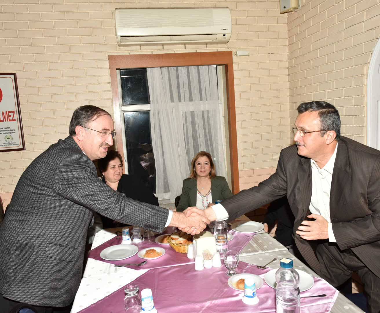 Emektar öğretmenlere vefa yemeği 