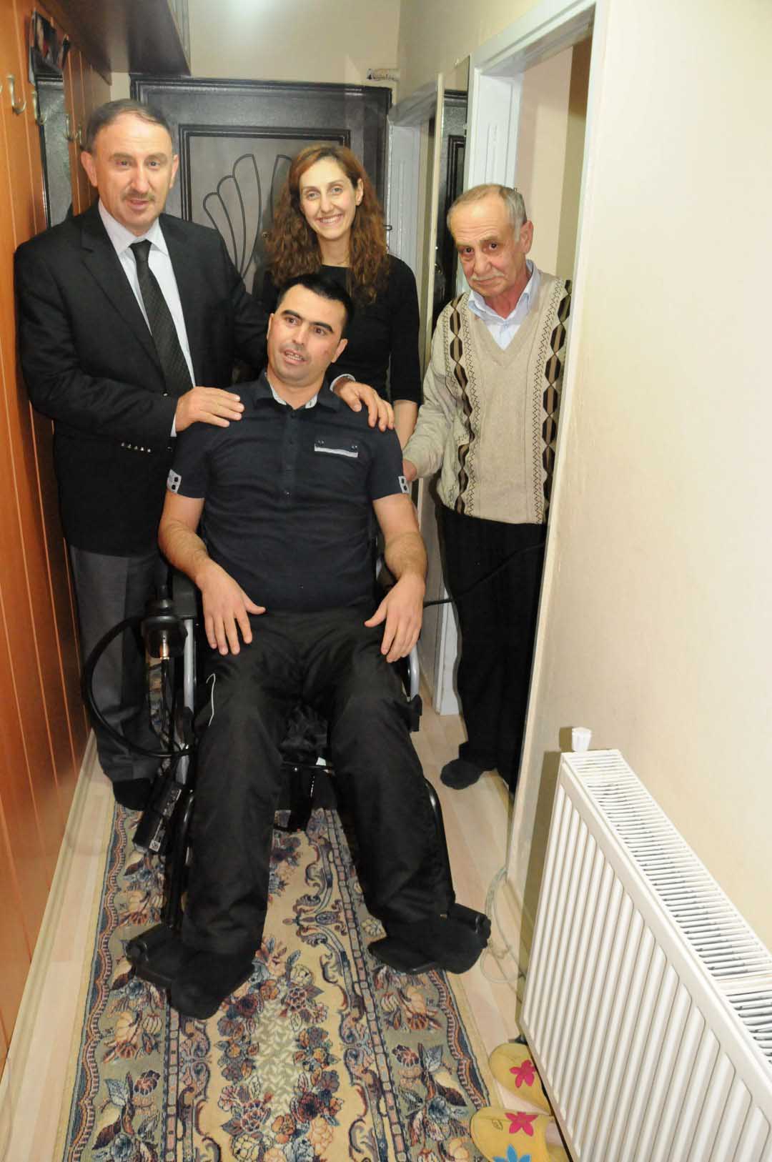 Engellilere akülü sandalye hediyesi 
