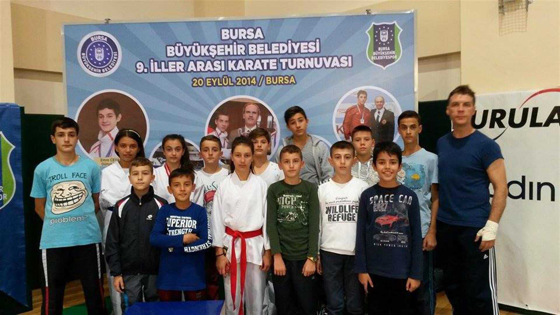 Genç karatecilerden madalya 