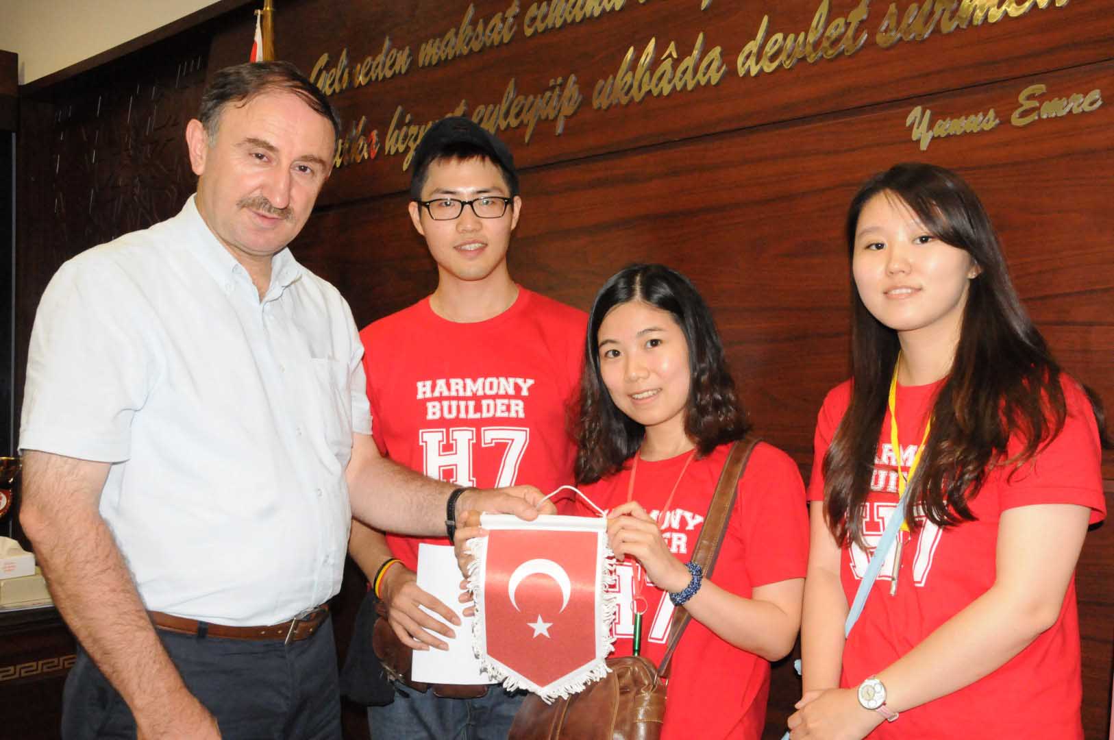 Güney Koreli turistlerin Atatürk sevgisi Mustafakemalpaşa’ya taşındı 