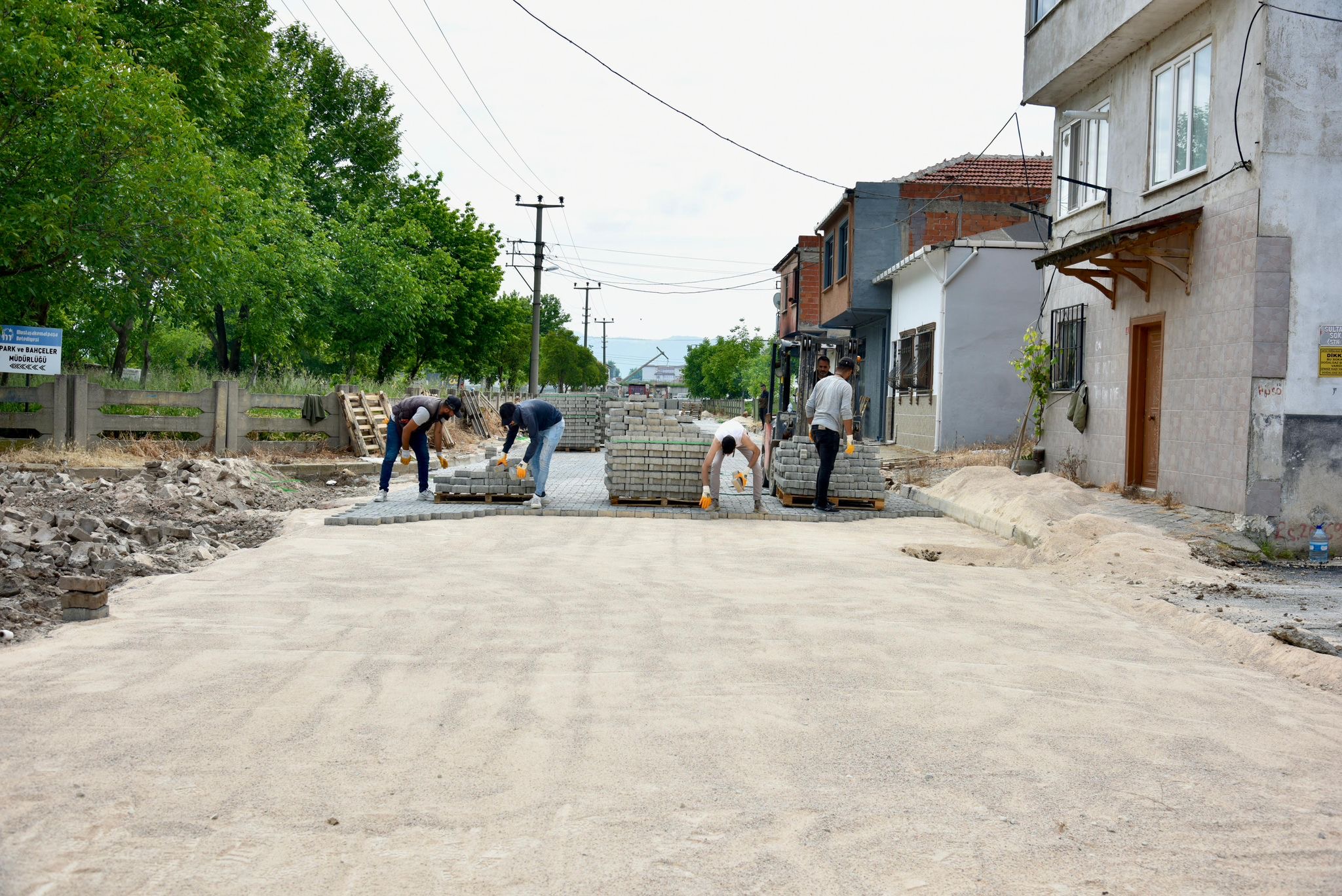 HAYAT KONFORUNU BOZAN YOLLAR TAMAMLANIYOR    