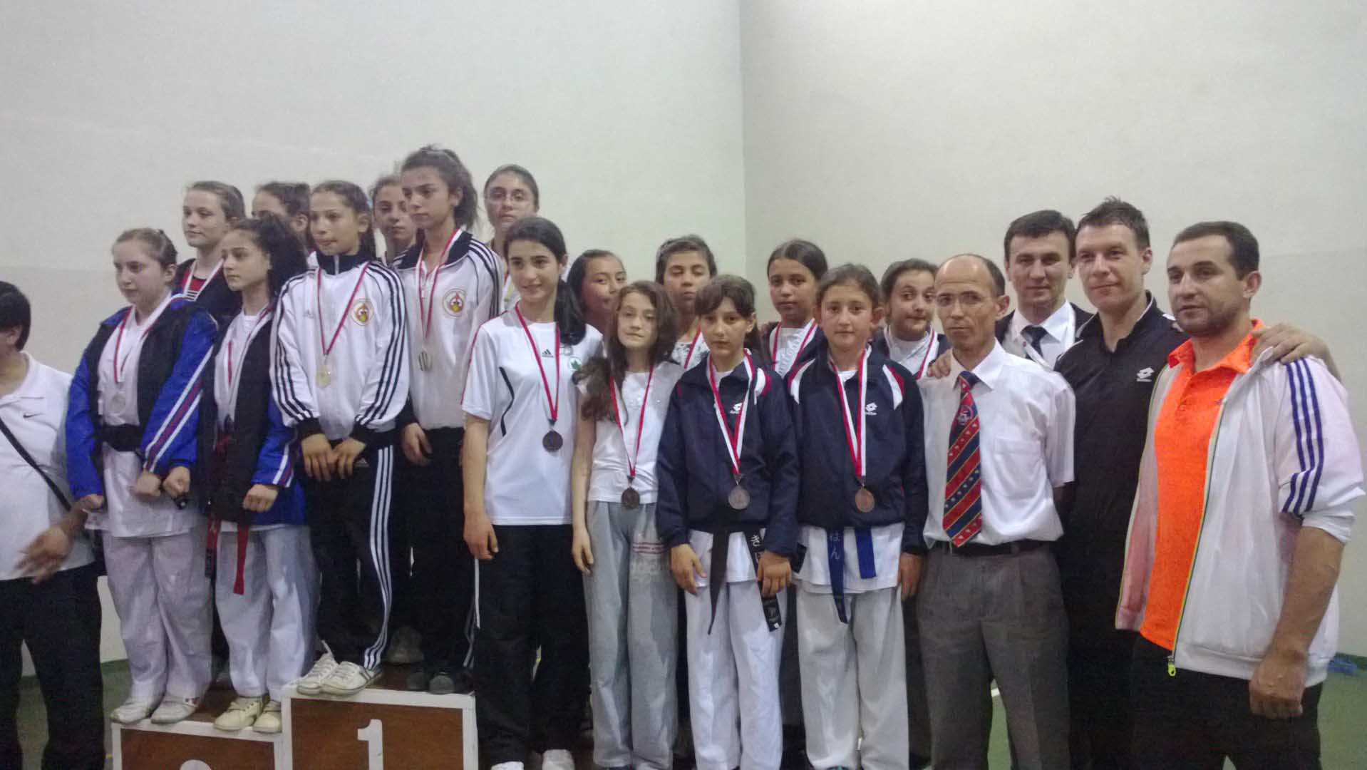 Kızlardan ‘yıldızlı’ başarı 
